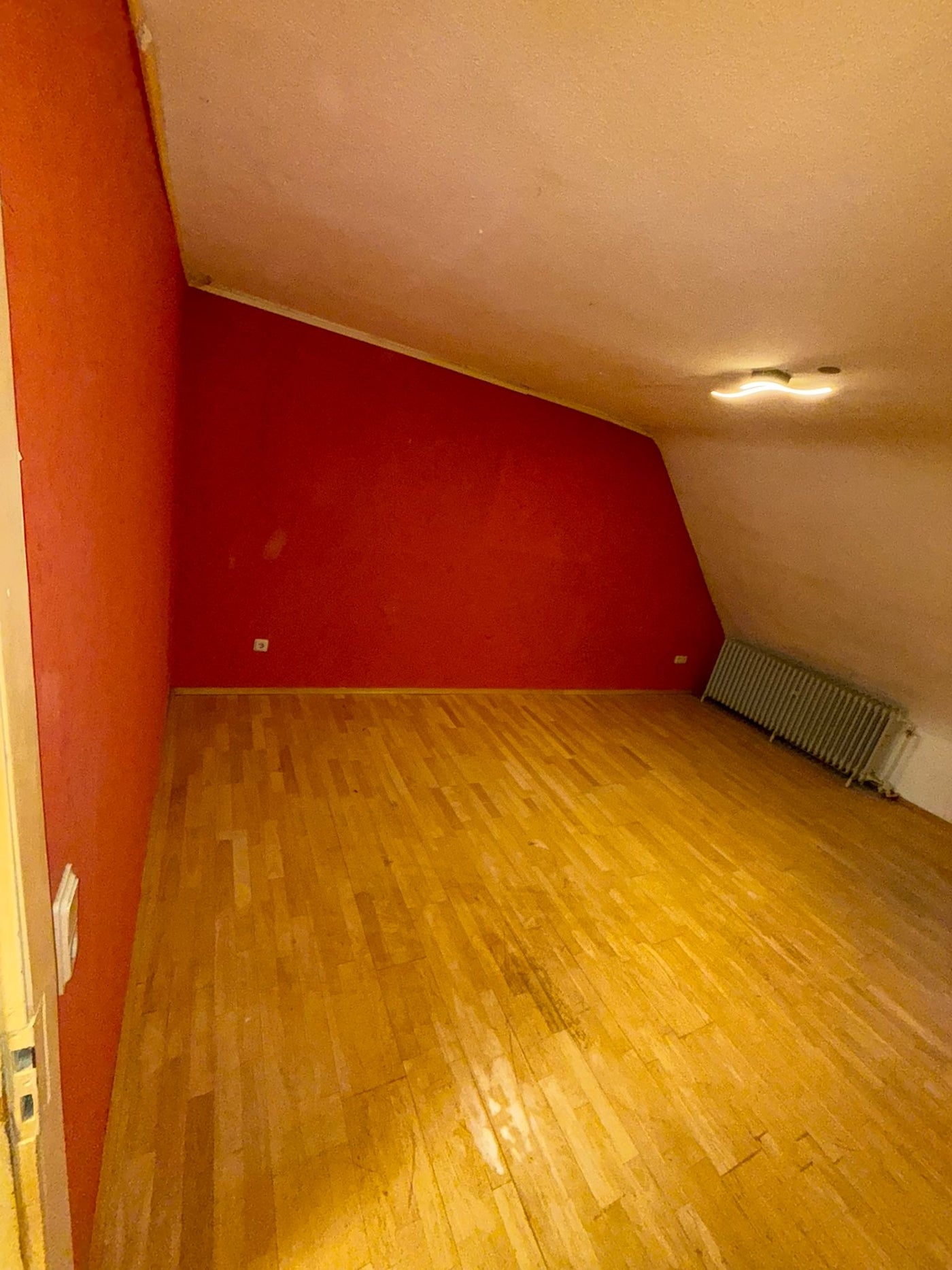 Leeres Dachgeschosszimmer in Rüsselsheim nach der Entrümpelung