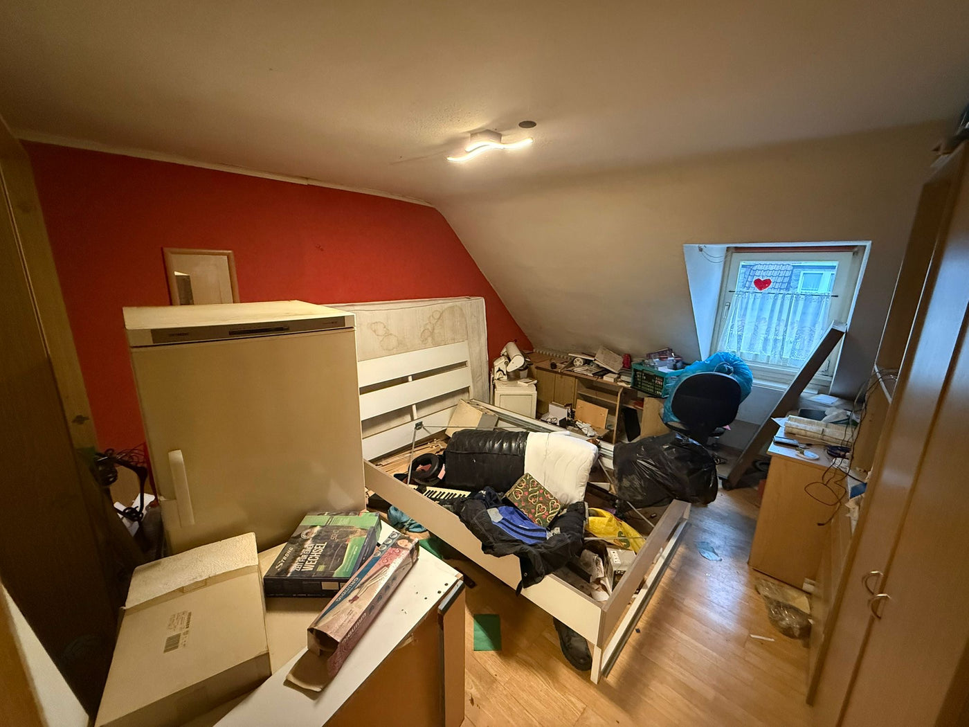 Vollgeräumtes Dachgeschosszimmer in Rüsselsheim vor der Entrümpelung